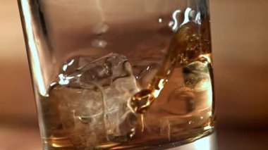 Buzlu viski. 1000 fps 'de yüksek hızlı bir kamerayla çekildi. Yüksek kaliteli FullHD görüntüler