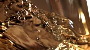 Konyak bardağa doldurulur. 1000 fps 'de yüksek hızlı bir kamerayla çekildi. Yüksek kaliteli FullHD görüntüler