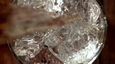 Viski buzlu bir bardağa dökülür. 1000 fps 'de yüksek hızlı bir kamerayla çekildi. Yüksek kaliteli FullHD görüntüler
