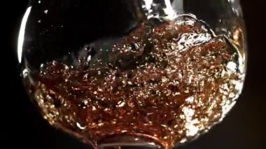 Konyak bardağa doldurulur. 1000 fps 'de yüksek hızlı bir kamerayla çekildi. Yüksek kaliteli FullHD görüntüler