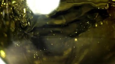 Şişede beyaz şarap. 1000 fps 'de yüksek hızlı bir kamerayla çekildi. Yüksek kaliteli FullHD görüntüler