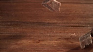 Çikolata parçaları masaya düşer. 1000 fps 'de yüksek hızlı bir kamerayla çekildi. Yüksek kaliteli FullHD görüntüler