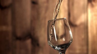 Beyaz şarap bardağa doldurulur. 1000 fps 'de yüksek hızlı bir kamerayla çekildi. Yüksek kaliteli FullHD görüntüler