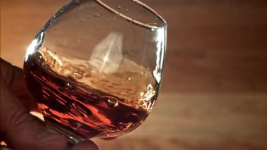 Kadehte yıllanmış konyak. 1000 fps 'de yüksek hızlı bir kamerayla çekildi. Yüksek kaliteli FullHD görüntüler