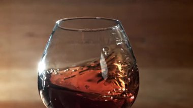 Kadehte yıllanmış konyak. 1000 fps 'de yüksek hızlı bir kamerayla çekildi. Yüksek kaliteli FullHD görüntüler