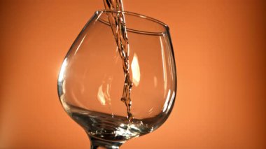 Konyak bardağa doldurulur. 1000 fps 'de yüksek hızlı bir kamerayla çekildi. Yüksek kaliteli FullHD görüntüler