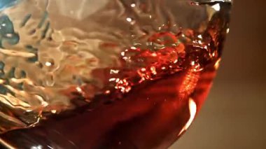 Kadehte yıllanmış konyak. 1000 fps 'de yüksek hızlı bir kamerayla çekildi. Yüksek kaliteli FullHD görüntüler