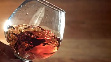 Kadehte yıllanmış konyak. 1000 fps 'de yüksek hızlı bir kamerayla çekildi. Yüksek kaliteli FullHD görüntüler