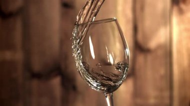 Beyaz şarap bardağa doldurulur. 1000 fps 'de yüksek hızlı bir kamerayla çekildi. Yüksek kaliteli FullHD görüntüler