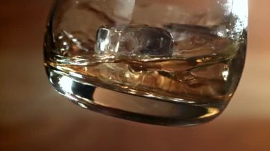 Buzlu viski. 1000 fps 'de yüksek hızlı bir kamerayla çekildi. Yüksek kaliteli FullHD görüntüler