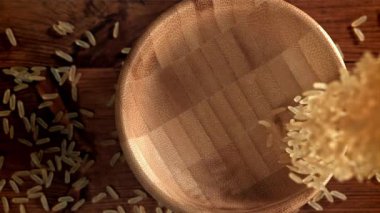 Pirinç ahşap bir kaseye düşer. 1000 fps 'de yüksek hızlı bir kamerayla çekildi. Yüksek kaliteli FullHD görüntüler