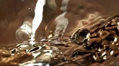 Konyak bardağa doldurulur. 1000 fps 'de yüksek hızlı bir kamerayla çekildi. Yüksek kaliteli FullHD görüntüler