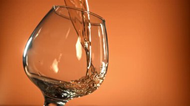 Konyak bardağa doldurulur. 1000 fps 'de yüksek hızlı bir kamerayla çekildi. Yüksek kaliteli FullHD görüntüler