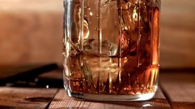 Buzlu viski. 1000 fps 'de yüksek hızlı bir kamerayla çekildi. Yüksek kaliteli FullHD görüntüler