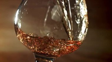Konyak bardağa doldurulur. 1000 fps 'de yüksek hızlı bir kamerayla çekildi. Yüksek kaliteli FullHD görüntüler