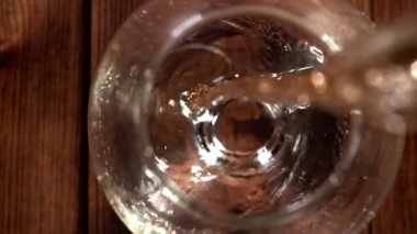 Konyak bardağa doldurulur. 1000 fps 'de yüksek hızlı bir kamerayla çekildi. Yüksek kaliteli FullHD görüntüler