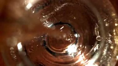 Konyak bardağa doldurulur. 1000 fps 'de yüksek hızlı bir kamerayla çekildi. Yüksek kaliteli FullHD görüntüler