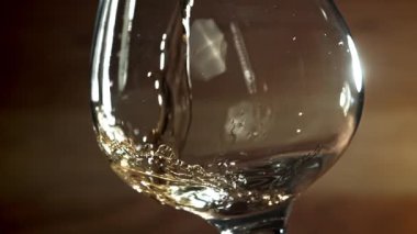 Konyak bardağa doldurulur. 1000 fps 'de yüksek hızlı bir kamerayla çekildi. Yüksek kaliteli FullHD görüntüler