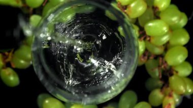 Beyaz şarap bardağa doldurulur. 1000 fps 'de yüksek hızlı bir kamerayla çekildi. Yüksek kaliteli FullHD görüntüler