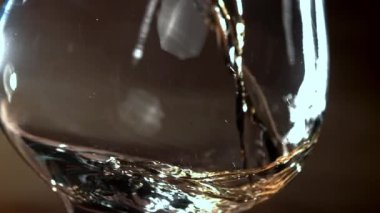 Konyak bardağa doldurulur. 1000 fps 'de yüksek hızlı bir kamerayla çekildi. Yüksek kaliteli FullHD görüntüler