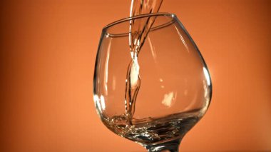 Konyak bardağa doldurulur. 1000 fps 'de yüksek hızlı bir kamerayla çekildi. Yüksek kaliteli FullHD görüntüler