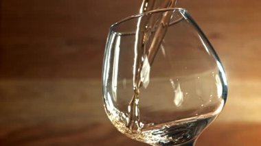 Konyak bardağa doldurulur. 1000 fps 'de yüksek hızlı bir kamerayla çekildi. Yüksek kaliteli FullHD görüntüler