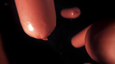 Sosisler suya düşer. 1000 fps 'de yüksek hızlı bir kamerayla çekildi. Yüksek kaliteli FullHD görüntüler