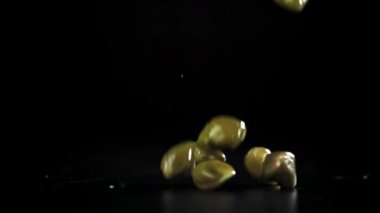 Turşu turşusu masaya düşer. 1000 fps 'de yüksek hızlı bir kamerayla çekildi. Yüksek kaliteli FullHD görüntüler