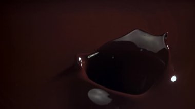 Muz parçaları erimiş çikolatanın içine düşer. 1000 fps 'de yüksek hızlı bir kamerayla çekildi. Yüksek kaliteli FullHD görüntüler