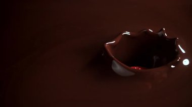 Çilekler çikolatanın içine düşer. 1000 fps 'de yüksek hızlı bir kamerayla çekildi. Yüksek kaliteli FullHD görüntüler