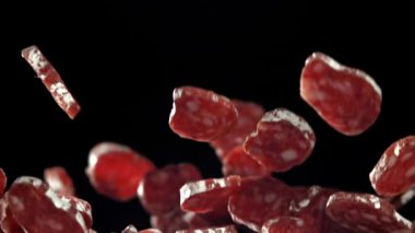 Dilimlenmiş salam bir aşağı bir yukarı uçar. 1000 fps 'de yüksek hızlı bir kamerayla çekildi. Yüksek kaliteli FullHD görüntüler