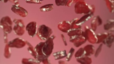 Dilimlenmiş salam bir aşağı bir yukarı uçar. 1000 fps 'de yüksek hızlı bir kamerayla çekildi. Yüksek kaliteli FullHD görüntüler