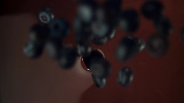 Yaban mersini çikolatanın içine düşer. 1000 fps 'de yüksek hızlı bir kamerayla çekildi. Yüksek kaliteli FullHD görüntüler