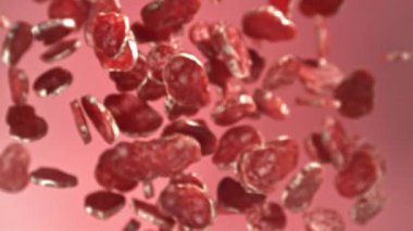 Dilimlenmiş salam bir aşağı bir yukarı uçar. 1000 fps 'de yüksek hızlı bir kamerayla çekildi. Yüksek kaliteli FullHD görüntüler