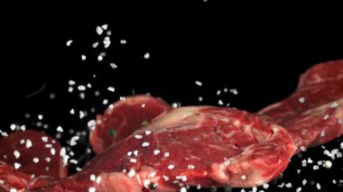 Pirzola bifteği uçar ve düşer. 1000 fps 'de yüksek hızlı bir kamerayla çekildi. Yüksek kaliteli FullHD görüntüler