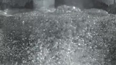 Tencerede kaynar su var. 1000 fps 'de yüksek hızlı bir kamerayla çekildi. Yüksek kaliteli FullHD görüntüler