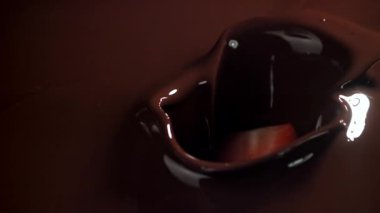 Çilekler çikolatanın içine düşer. 1000 fps 'de yüksek hızlı bir kamerayla çekildi. Yüksek kaliteli FullHD görüntüler