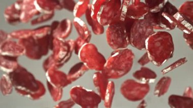 Dilimlenmiş salam bir aşağı bir yukarı uçar. 1000 fps 'de yüksek hızlı bir kamerayla çekildi. Yüksek kaliteli FullHD görüntüler