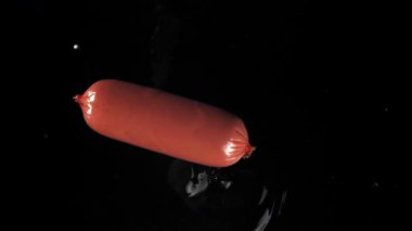 Sosisler suya düşer. 1000 fps 'de yüksek hızlı bir kamerayla çekildi. Yüksek kaliteli FullHD görüntüler