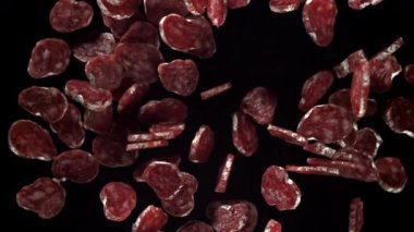 Dilimlenmiş salam bir aşağı bir yukarı uçar. 1000 fps 'de yüksek hızlı bir kamerayla çekildi. Yüksek kaliteli FullHD görüntüler