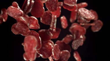 Dilimlenmiş salam bir aşağı bir yukarı uçar. 1000 fps 'de yüksek hızlı bir kamerayla çekildi. Yüksek kaliteli FullHD görüntüler