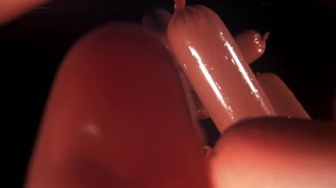 Sosisler suya düşer. 1000 fps 'de yüksek hızlı bir kamerayla çekildi. Yüksek kaliteli FullHD görüntüler