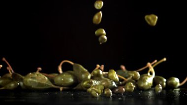 Turşu turşusu masaya düşer. 1000 fps 'de yüksek hızlı bir kamerayla çekildi. Yüksek kaliteli FullHD görüntüler