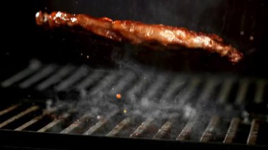 Pirzola tavaya düşer. 1000 fps 'de yüksek hızlı bir kamerayla çekildi. Yüksek kaliteli FullHD görüntüler