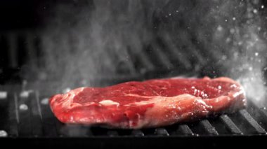 Biftek ızgara. 1000 fps 'de yüksek hızlı bir kamerayla çekildi. Yüksek kaliteli FullHD görüntüler