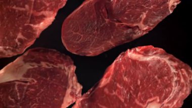 Pirzola bifteği uçar ve düşer. 1000 fps 'de yüksek hızlı bir kamerayla çekildi. Yüksek kaliteli FullHD görüntüler