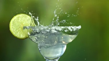 Buzlar margarita kokteylinin içine düşer. 1000 fps 'de yüksek hızlı bir kamerayla çekildi. Yüksek kaliteli FullHD görüntüler