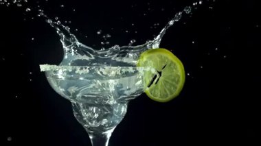 Buzlar margarita kokteylinin içine düşer. 1000 fps 'de yüksek hızlı bir kamerayla çekildi. Yüksek kaliteli FullHD görüntüler