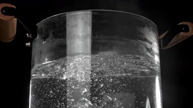 Tencerede kaynar su var. 1000 fps 'de yüksek hızlı bir kamerayla çekildi. Yüksek kaliteli FullHD görüntüler