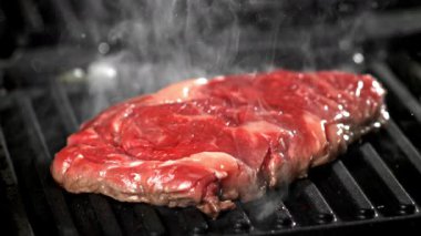 Biftek ızgara. 1000 fps 'de yüksek hızlı bir kamerayla çekildi. Yüksek kaliteli FullHD görüntüler
